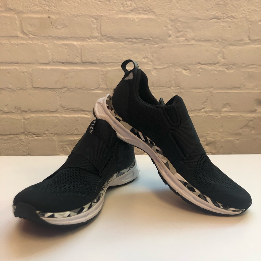 TIEMS🚲🚲ONLY WORN 4 TIMES. COMES W CLIPS